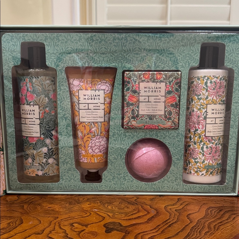 William Morris Luxury Rose Body Care Set